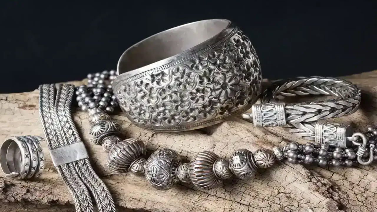 వెండి: శుక్రవారం నాడు వెండి కొనడం చాలా అదృష్టంగా పరిగణించబడుతుంది. మీరు ఈ రోజున వెండిని కొనుగోలు చేస్తే, దానికి తిలకం వేసి మీతో ఉంచుకోండి. చాలా మంది తమ పర్సులలో ఉంచడానికి చిన్న వెండి నాణేలను కూడా కొనుగోలు చేస్తారు. అయితే, శుక్రవారం నాడు వెండిని దానం చేయకూడదని సలహా ఇస్తారు, ఎందుకంటే అది శుక్రుని ప్రభావాన్ని బలహీనపరుస్తుంది.