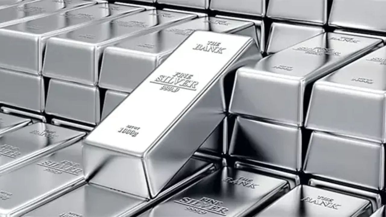 అయితే వెండిని ఎక్కువగా ఉపయోగించే దేశాలలో భారత్‌ ఒకటి అయినప్పటికీ.. వెండి ఉత్పత్తిలో మాత్రం మనం చాలా వెనబడి ఉన్నాం. కొత్త గనుల ఆవిష్కరణ, సాంకేతిక అభివృద్ధి, ఖనిజ విధానాలలో మార్పుల ద్వారా రాబోయే రోజుల్లో భారత్ తన స్థానాన్ని మార్చుకోవచ్చని నిపుణులు చెబుతున్నారు. మొత్తానికి రోజురోజుకూ వెండి ధరలు పెరుగుతున్న నేపథ్యంలో ప్రస్తుతం వెండి నిల్వలో టాప్‌-5లో ఉన్న ఈ దేశాలు ప్రపంచ మార్కెట్‌ను ప్రభావితం చేయవచ్చు. 