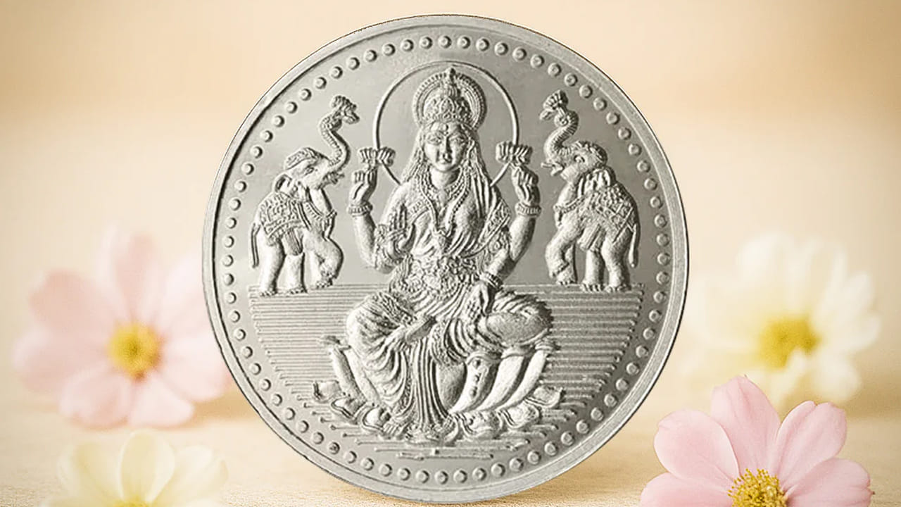 వెండి నాణెం వాడండి: ఆఫీసులో మీ డెస్క్ మీద వెండి నాణెం ఉంచడం లేదా 11 గోమతి శంకరులతో లక్ష్మీ దేవిని ప్రార్థించడం వల్ల మీ జీతం పెరుగుతుందని పండితులు సూచిస్తున్నారు. వీలైతే మీ డెస్క్‌ను ఉత్తరం వైపు ఉంచడం మంచిదని కూడా నిపుణులు సూచిస్తున్నారు. జ్యోతిషశాస్త్రంలో, ఉత్తర దిశను సంపదకు అధిపతి అయిన కుబేరుని దిశగా పరిగణిస్తారు. మీ డెస్క్‌ను ఉత్తర దిశలో ఉంచి దానిపై వెండి నాణెం, గోమతి చక్రం ఉంచడం వల్ల మీ ఆదాయం అనేక రెట్లు పెరుగుతుందని నిపుణులు సూచిస్తున్నారు.