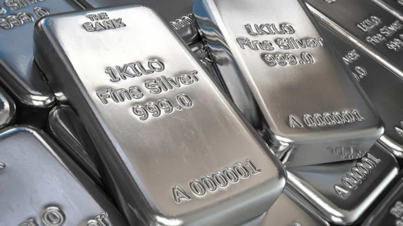 బంగారం, వెండి ధరలు గత కొద్ది రోజులుగా భారీగా పెరుగుతూ వస్తోన్నాయి. ఊహించనంత స్థాయిలో పెరుగుతూ సామాన్యులకు షాక్ ఇస్తున్నాయి. పండుగల సీజన్ కావడంతో పసిడికి డిమాండ్ పెరిగింది. రానున్న రోజుల్లో సంక్రాంతి ఉండటంతో బంగారం ధరలు పెరిగే అవకాశముందని వ్యాపార వర్గాలు అంచనా వేస్తున్నాయి. అయితే బంగారంకు పోటీగా తగ్గేదేలే అన్నట్లు వెండి ధరలు ఆమాంతం పెరుగుతున్నాయి.