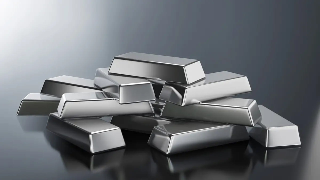 కొద్దిరోజుల క్రితం కేజీ వెండి మూడు లక్షల మార్క్ వరకు చేరుకుని ఆల్ టైం రికార్డును వెండి నమోదు చేసింది. ప్రస్తుతం రూ.2 లక్షల 80 వేల దగ్గర ఊగిసలాడుతోంది. వెండి ధరలు రానున్న రోజుల్లో ఇంకెంత పెరుగుతాయోననే ఆసక్తి అందరిలోనూ వ్యక్తమవుతోంది. ఈ క్రమంలో దీనిపై రిచ్ డాడ్ పూర్ డాడా రచయిత, ప్రముఖ ఇన్వెస్టర్ రాబర్ట్ కియోసాకి కీలక వ్యాఖ్యలు చేశారు. సిల్వర్ ధర ఎంత పెరుగుతుందనేది ఓ అంచనా వేశారు