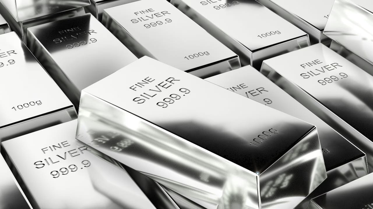 వెండి త్వరలోనే 200 డాలర్లకు చేరుతుందని కియోసాకి తన ఎక్స్‌లో పేర్కొన్నారు. ఇప్పటికే 80 డాలర్లకు చేరుకుందన్న ఆయన.. త్వరలోనే 200 డాలర్లకు చేరుకునే అవకాశముందని అంచనా వేశారు. ప్రస్తుతం వెండి ధరలు ఆకాశాన్ని అంటుతుండటం చూస్తే కియోసాకి మాటలు నిజమయ్యేలా కనిపిస్తున్నాయని వ్యాపార వర్గాలు పేర్కొంటున్నాయి.
