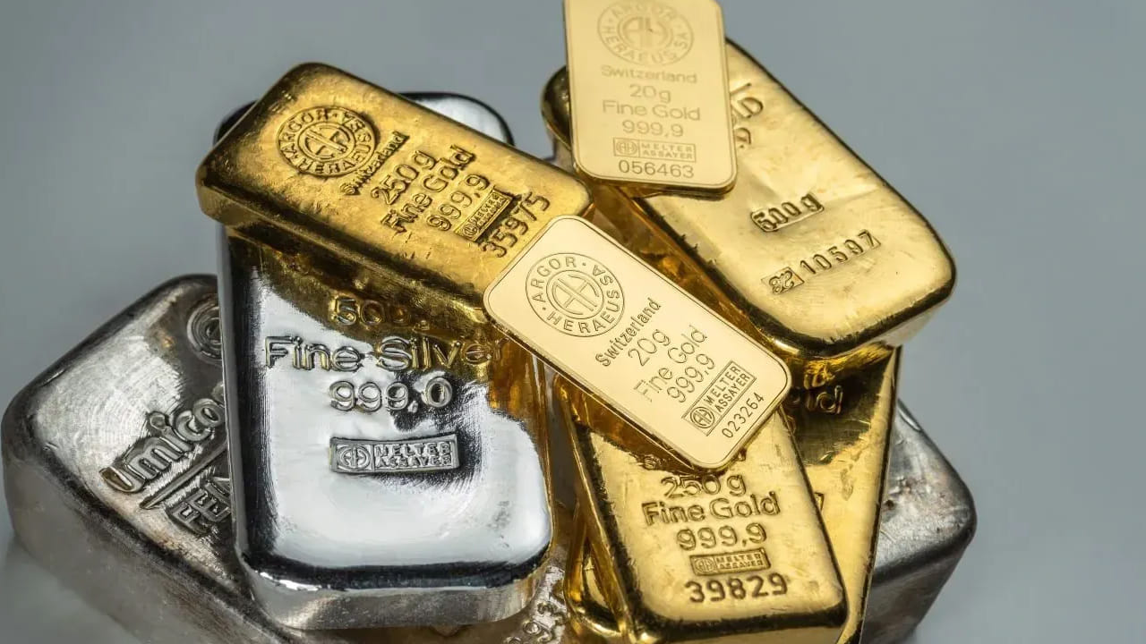 బంగారం, వెండి అసలైన ఆస్తులని కియోసాకి ఇప్పటికే పలుమార్లు చెప్పుకొచ్చారు. వాటిపై పెట్టుబడులు పెడితే మంచి రాబడి వస్తుందని కూడా సూచించారు. తాను కూడా వాటిపై ఇన్వెస్టమెంట్స్ భారీగా చేస్తున్నట్లు గతంలో తెలిపారు. ఇప్పుడు వెండి ధరలు ఆమాంతం రికార్డ్ స్థాయిలో పెరుగుతున్న క్రమంలో కియోసాకి మరోసారి స్పందించడం గమనార్హం.
