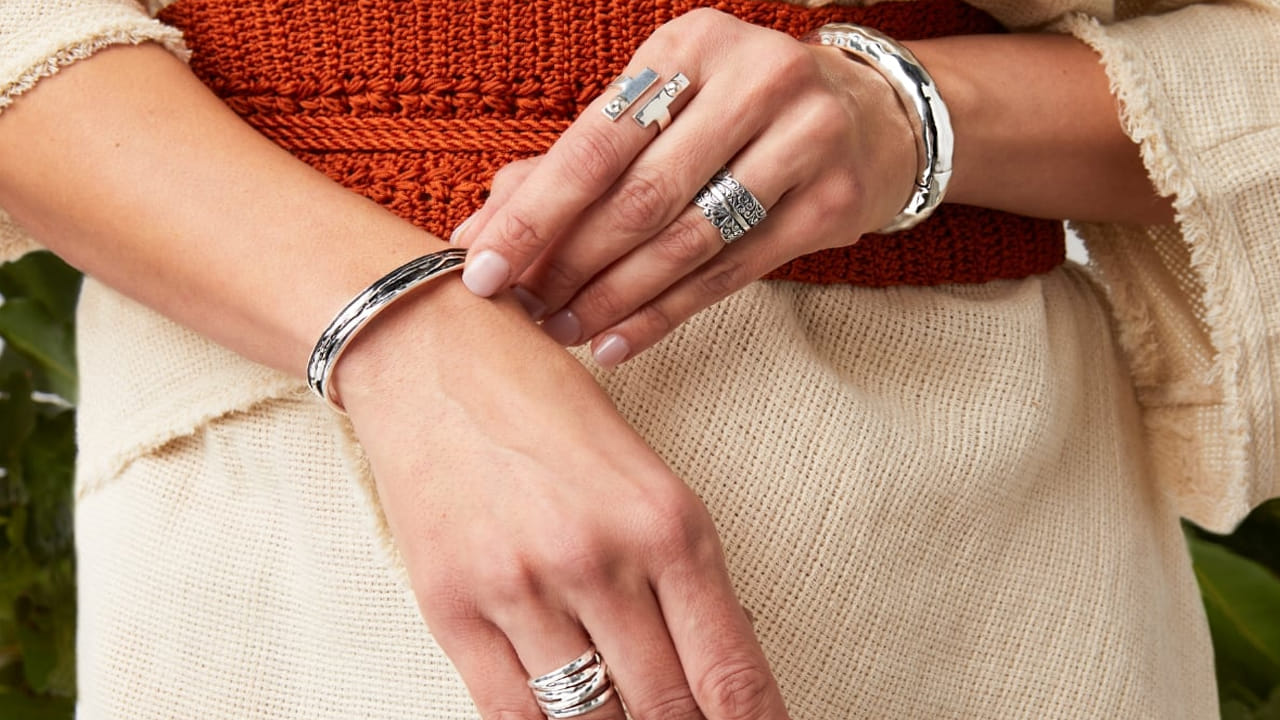 సిల్వర్ రింగ్స్, బ్రాస్లెట్ ధరిస్తే అదృష్టం మీ వెంటే.. ఈ రాశులకు డబుల్ బెనిఫిట్స్!