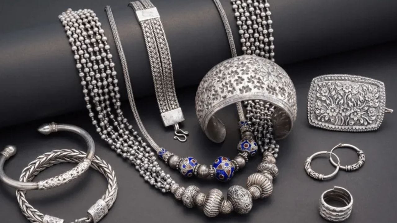 ఇక కోల్‌కతా, ముంబై , బెంగళూరులోనూ 24 క్యారెట్ల తులం బంగారం ధర రూ. రూ. 1,30,150గా ఉండగా.. దేశ రాజధాని ఢిల్లీలో 24 క్యారెట్ల బంగారం పది గ్రాముల ధర రూ.1,30,300, చెన్నైలో 24 క్యారెట్ల బంగారం పది గ్రాముల ధర రూ.1,31,350గా కొనసాగుతుంది. ఇక వెండి విషయానికి వస్తే కేజి వెండి ధర రూ. చెన్నైలో 1,99,000, ముంబై, కోల్‌కతా , బెంగళూరు, ఢిల్లీలో 1,90,000గా కొనసాగుతుంది.  