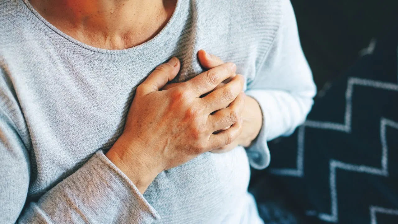 చర్మంపై కనిపించే ఈ చిన్న మార్పులను కేవలం చర్మ సమస్యలుగా విస్మరించకూడదు. అవి అంతర్లీన గుండె ఆరోగ్యానికి బలమైన హెచ్చరిక సంకేతం కావచ్చు. మీ హృదయాన్ని రక్షించుకోవడానికి ఉత్తమ మార్గం ఏమిటంటే.. ఈ లక్షణాలను గమనించిన వెంటనే సకాలంలో వైద్యుడిని సంప్రదించి తనిఖీ చేయించుకోవడం.