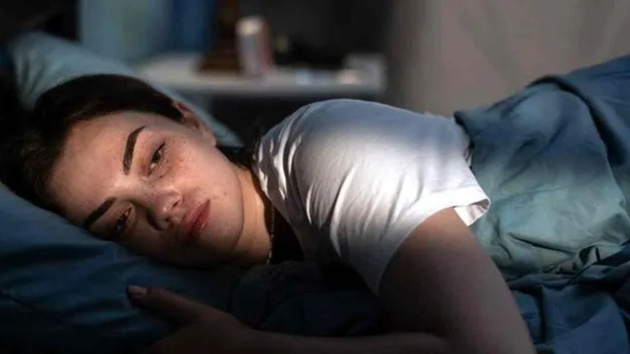 హార్మోన్ల అసమతుల్యత: నిద్ర లేకపోవడం ప్రధానంగా హార్మోన్ల వ్యవస్థను ప్రభావితం చేస్తుంది. దీని ఫలితంగా ఒత్తిడి హార్మోన్ కార్టిసాల్ స్థాయిలు పెరుగుతాయి, ఇది ఆందోళన, చిరాకు, రక్తపోటు, ఆకలిని కూడా ప్రభావితం చేస్తుంది. రోజుకు ఆరు గంటల కంటే తక్కువ నిద్రపోవడం వల్ల శరీరంలో ఇన్సులిన్ సమతుల్యత దెబ్బతింటుంది, కాలక్రమేణా ఇది టైప్ 2 డయాబెటిస్ వ్యాధికి దారితీస్తుంది.