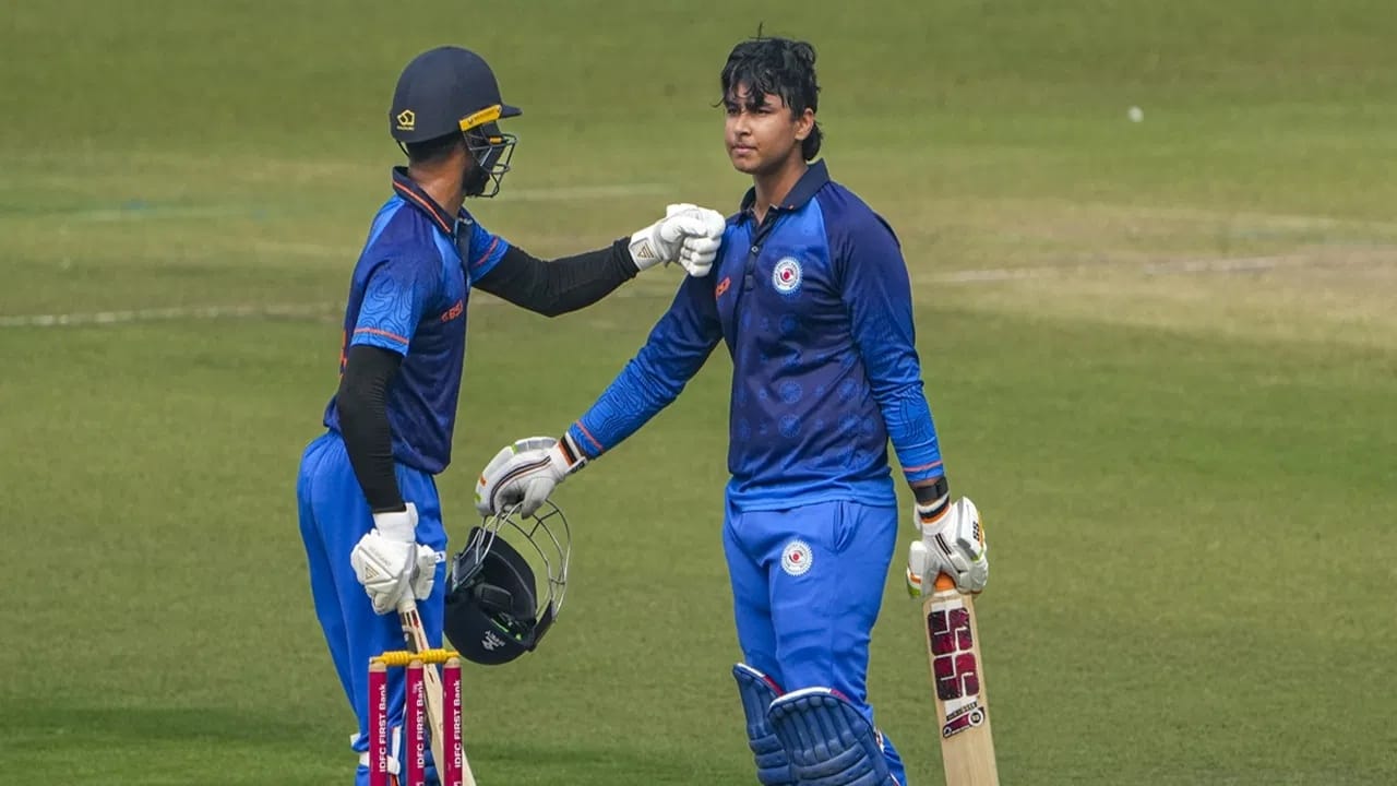 బీసీసీఐకి ఇండిగో చుక్కలు..పుణె వైపు పరుగులు పెట్టిన క్రికెటర్లు, అధికారుల బృందం బీసీసీఐకి ఇండిగో చుక్కలు..పుణె వైపు పరుగులు పెట్టిన క్రికెటర్లు, అధికారుల బృందం