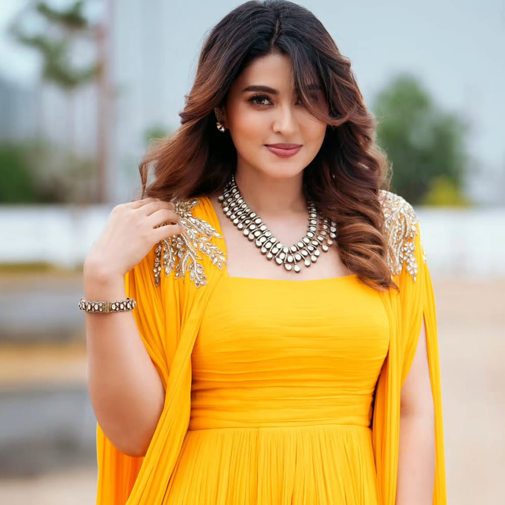 18 ఏళ్ల వయసులోనే నటిగా సినీ ప్రయాణం స్టార్ట్ చేసింది స్నేహ. తెలుగులో అత్యధిక చిత్రాల్లో నటించి తనదైన ముద్ర వేసింది. తమిళ్ నటుడు ప్రసన్న కుమార్ ను ప్రేమించి పెళ్లి చేసుకుంది. వీరికి అమ్మాయి, అబ్బాయి ఉన్నారు. 