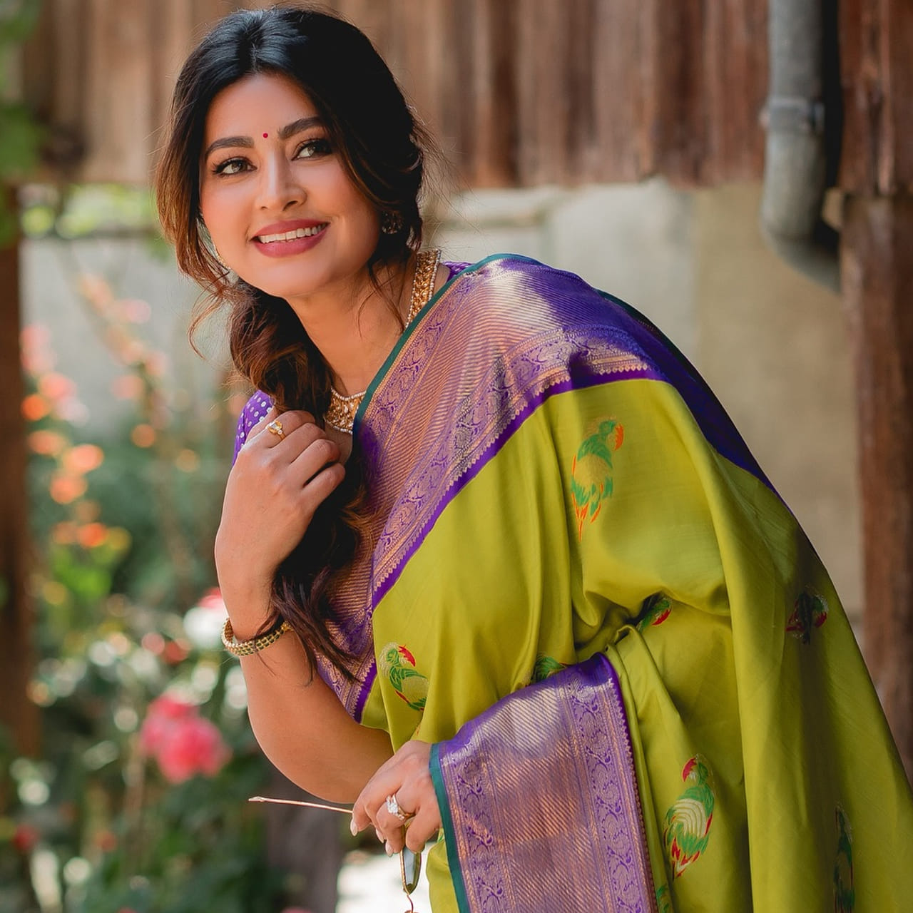 స్నేహ.. తెలుగు ప్రేక్షకులకు ప్రత్యేకంగా పరిచయం అక్కర్లేని పేరు. గోపిచంద్ నటించిన తొలి వలపు సినిమాతో కథానాయికగా తెరంగేట్రం చేసిన ఈ అమ్మడు.. ఆ తర్వాత తెలుగులో అత్యధిక అవకాశాలు అందుకుంది. తక్కువ సమయంలోనే తనకంటూ మంచి గుర్తింపు తెచ్చుకుంది. 