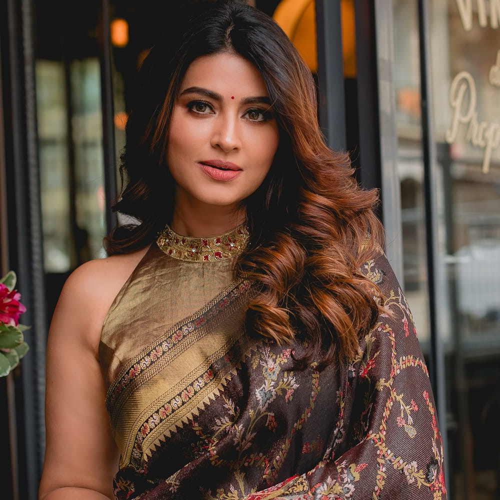 చక్కెర పదార్థాలకు దూరంగా ఉంటానని తెలిపింది. పిండి పదార్థాలు, ఖనిజాలు, ఫైబర్, ప్రోటీన్ ఉండే ఆహారం తీసుకుంటుందట. తల్లైన తర్వాత కూడా శ్వాస వ్యాయామాలు చేశానని.. అలాగే నీరు ఎక్కువగా తీసుకుంటానని తెలిపింది. అధికంగా నీరు తాగడమే చర్మం అందానికి రహస్యమని తెలిపింది. 