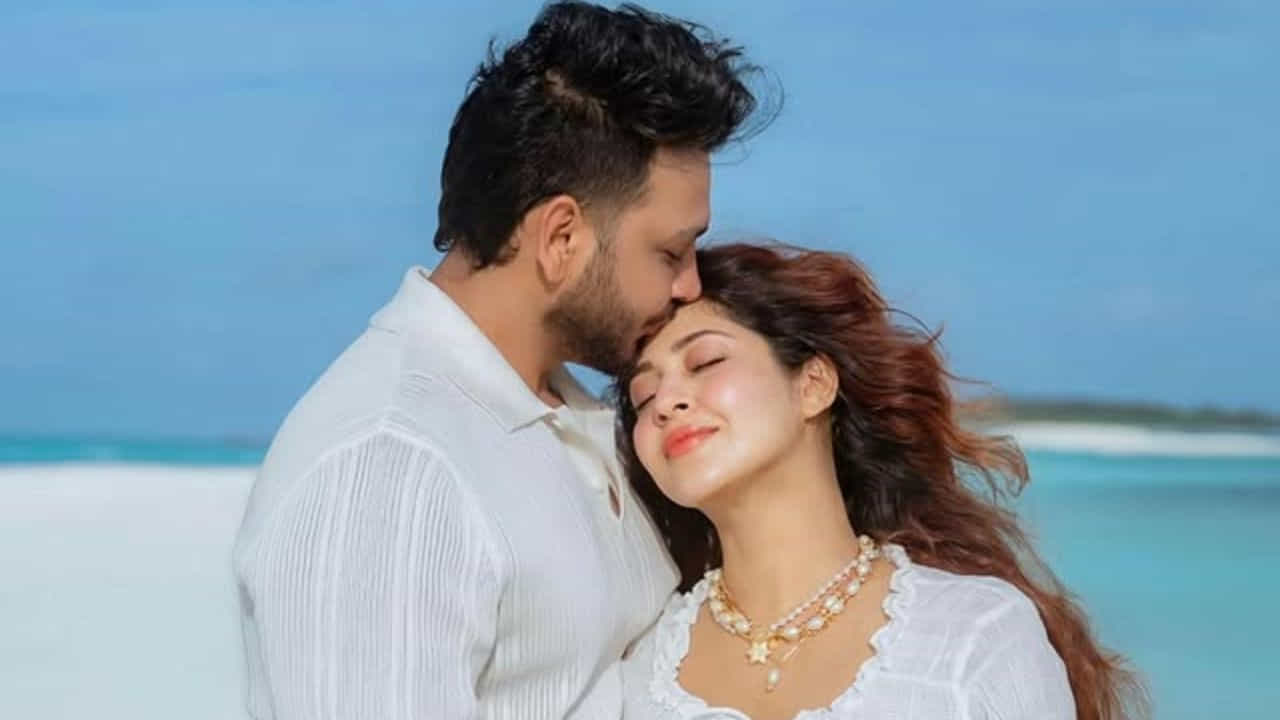  ఇప్పుడు డిసెంబరు 5న తనకు ఆడబిడ్డ పుట్టిందని సోషల్ మీడియాలో పోస్ట్ పెట్టింది. దీంతో ఈ ముద్దుగుమ్మకు అభినందనలు,  శుభాకాంక్షలు వెల్లువెత్తుతున్నాయి.