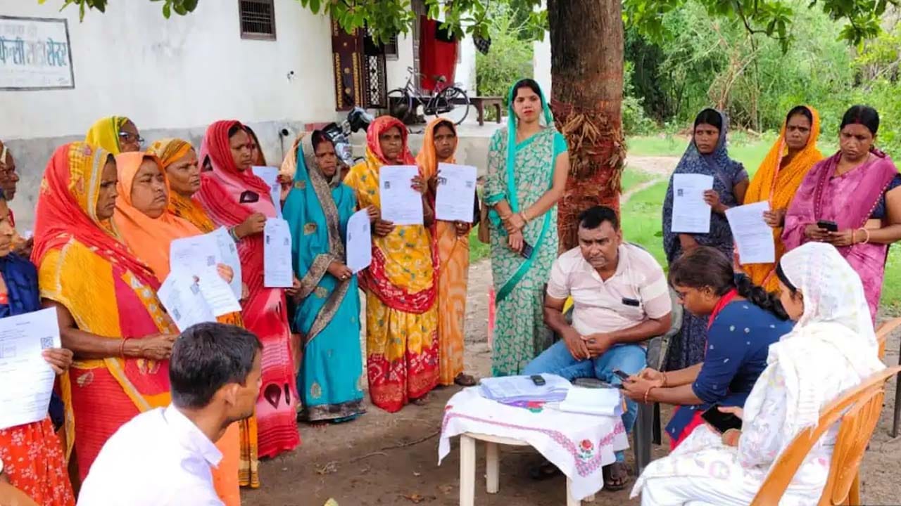 కేంద్ర ఎన్నికల సంఘం కీలక నిర్ణయం.. బెంగాల్ తప్ప 6 రాష్ట్రాలకు అవకాశం..!