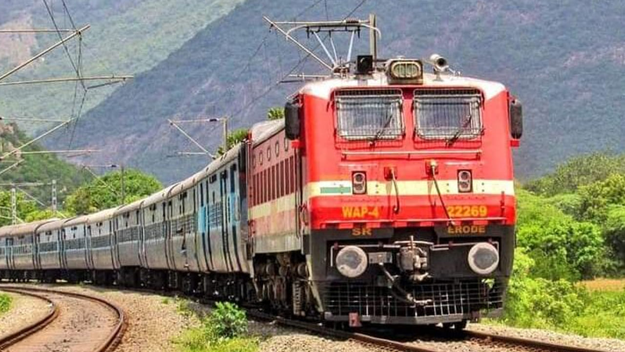 Indian Railway: సంక్రాంతికి ఇంటికెళ్లే వారికి గుడ్‌న్యూస్.. ప్రత్యేక రైళ్ల షెడ్యూల్ ప్రకటించిన రైల్వేశాఖ.. టైమింగ్స్ ఇవే..