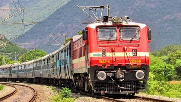 Indian Railway: సంక్రాంతికి ఇంటికెళ్లే వారికి గుడ్న్యూస్.. ప్రత్యేక రైళ్ల షెడ్యూల్ ప్రకటించిన రైల్వేశాఖ.. టైమింగ్స్ ఇవే..