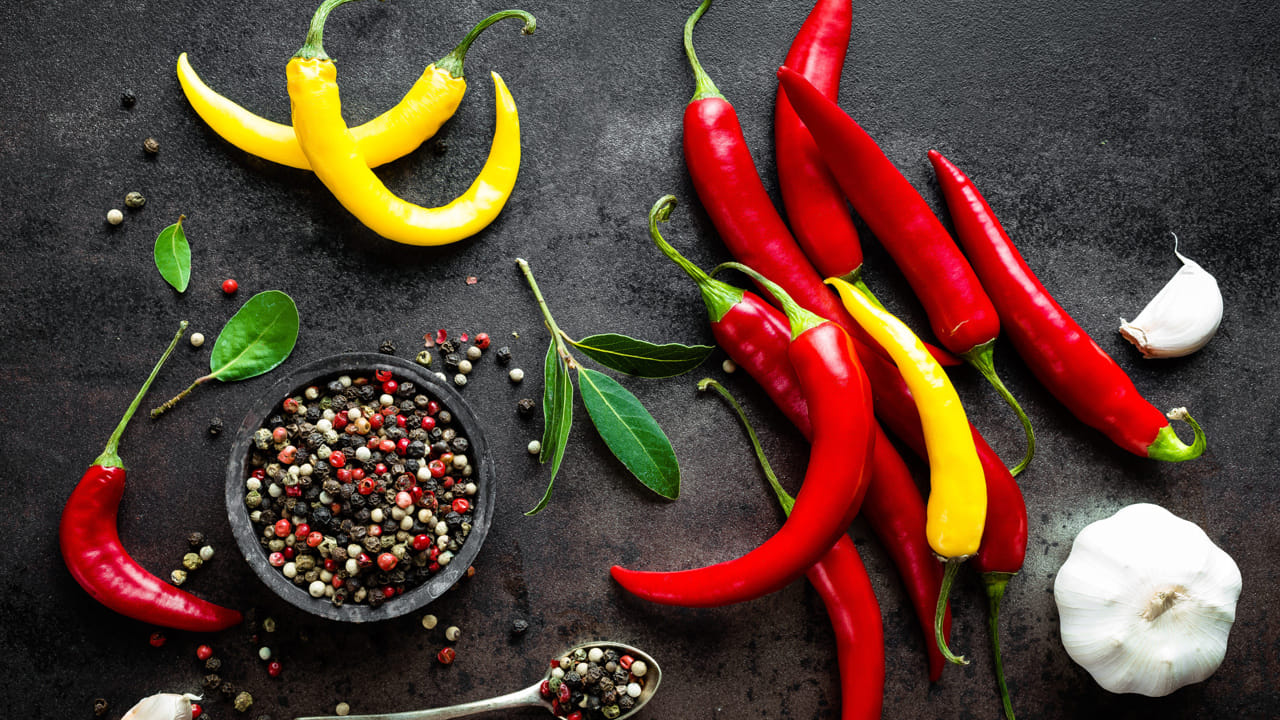 ఇలా కారం తిన్న వెంటనే నోరు మండటానికి కారణం చాలా మందికి తేలింది. మీకు ఈ ప్రశ్న కొన్ని సార్లు వచ్చి ఉంటుంది. ఈ విషయంపై అమెరికన్ కెమికల్ సొసైటీ గతంలో ఒక అధ్యయనం చేసింది. ఇందులో ఆసక్తికార విషయాన్ని వెల్లడించింది.