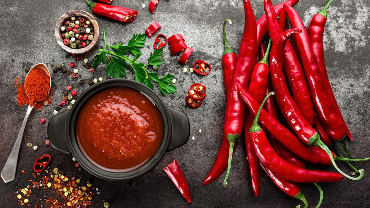 వేయించిన - కారంగా ఉండే ఆహారాలు: ఉదయాన్నే నూనెలో డీప్ ఫ్రై చేసిన ఆహారాలు లేదా అతిగా కారం ఉన్న వంటకాలు తింటే కడుపులో చికాకు మొదలవుతుంది. ఇది కాలక్రమేణా తీవ్రమైన అసిడిటీకి, గ్యాస్ట్రిక్ సమస్యలకు దారితీస్తుంది. ఉదయం పూట వీలైనంత వరకు తక్కువ మసాలాలు ఉన్న ఆహారం తీసుకోవడం ఉత్తమం.
