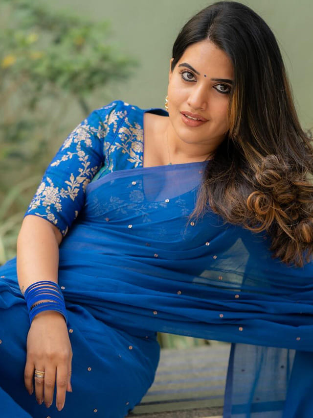 అందాలతో కుర్రకారును చూపు తిప్పుకోనివ్వకుండా చేస్తున్న యాంకరమ్మ