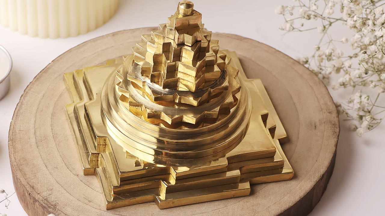 శ్రీ యంత్రం: శ్రీ యంత్రాన్ని లక్ష్మీదేవి దైవిక చిహ్నంగా భావిస్తారు. సంపద, సమృద్ధిని ఆకర్షిస్తుందని నమ్ముతారు. శుక్రవారం నాడు శ్రీ యంత్రాన్ని కొనుగోలు చేసి సరైన ఆచారాలతో పూజించడం వల్ల దేవత నుండి నిరంతర ఆశీర్వాదాలు లభిస్తాయి. ఇంటి ఈశాన్యంలో (ఇషాన్ కోన్) దీన్ని ప్రతిష్టించడం వల్ల సానుకూల శక్తి పెరుగుతుందని నమ్ముతారు.