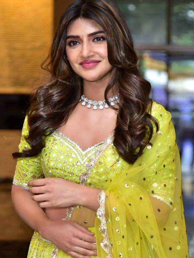 యంగ్ బ్యూటీ  శ్రీలీల స్పీడ్‌కు బ్రేకులు పడ్డట్టేనా..!