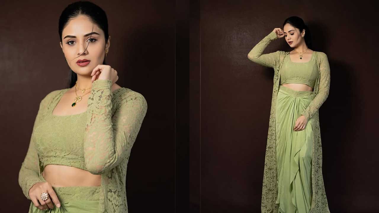 యాంకరింగ్ లోనే కాకుండా పలు సినిమాల్లో నటిస్తూ నటిగా మంచి ఫేమ్ సంపాదించుకుంది. మొదట త్రివిక్రమ్ దర్శకత్వంలో వచ్చిన జులాయి సినిమాలో అల్లు అర్జున్ సోదరి రాజీ పాత్రలో నటించి మంచి గుర్తింపు తెచ్చుకుంది. తర్వాత చాలా సినిమాల్లో కీలక పాత్రల్లో మెరిచింది ఈ ముద్దుగుమ్మ.