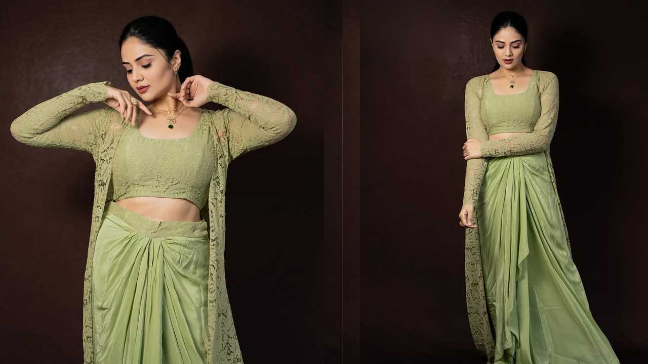 ముఖ్యంగా ప్రేమ ఇష్క్ కాదల్ అనే సినిమాతో హీరోయిన్గా పరిచయమైంది. తర్వాత చాలా సినిమాల్లో నటించి తన నటనతో మంచి గుర్తింపు సంపాదించుకుంది. ఇలా ఓ వైపు సినిమాలు, మరో వైపు షోలు చేస్తూ ఫుల్ బిజీగా గడిపేస్తుంది.