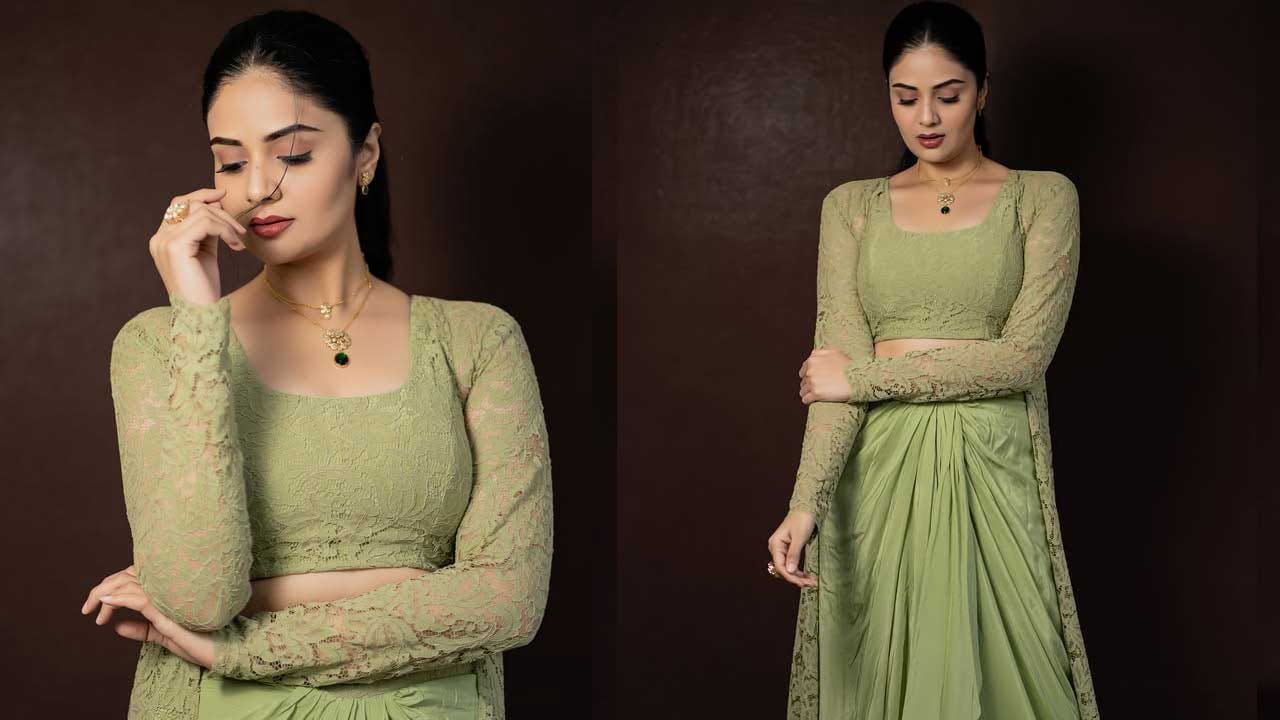 ఇక ఇటీవల బిగ్ బాస్ అగ్నీ పరీక్షలో యాంకరింగ్ చేసిన విషయం తెలిసిందే. అయితే ఎప్పుడూ సోషల్ మీడియాలో చాలా యాక్టివ్గా ఉండే ఈ చిన్నది తాజాగా ట్రెండీ డ్రెస్లో తన అంద చందాలతో ప్రతి ఒక్కరినీ ఆకట్టుకుంది. ప్రస్తుతం దీనికి సంబంధించిన ఫొటోస్ నెట్టింట తెగ వైరల్ అవుతున్నాయి.