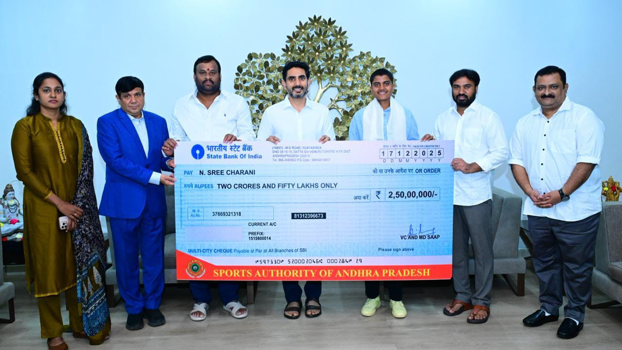 Sricharani: శ్రీచరణికి ఏపీ సర్కార్ భారీ నజరానా.. రూ. 2.5 కోట్ల చెక్‌తోపాటు ఉద్యోగం..