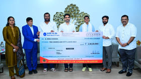 శ్రీచరణికి భారీ నజరానా.. 2.5 కోట్ల చెక్ అందజేసిన మంత్రి లోకేష్