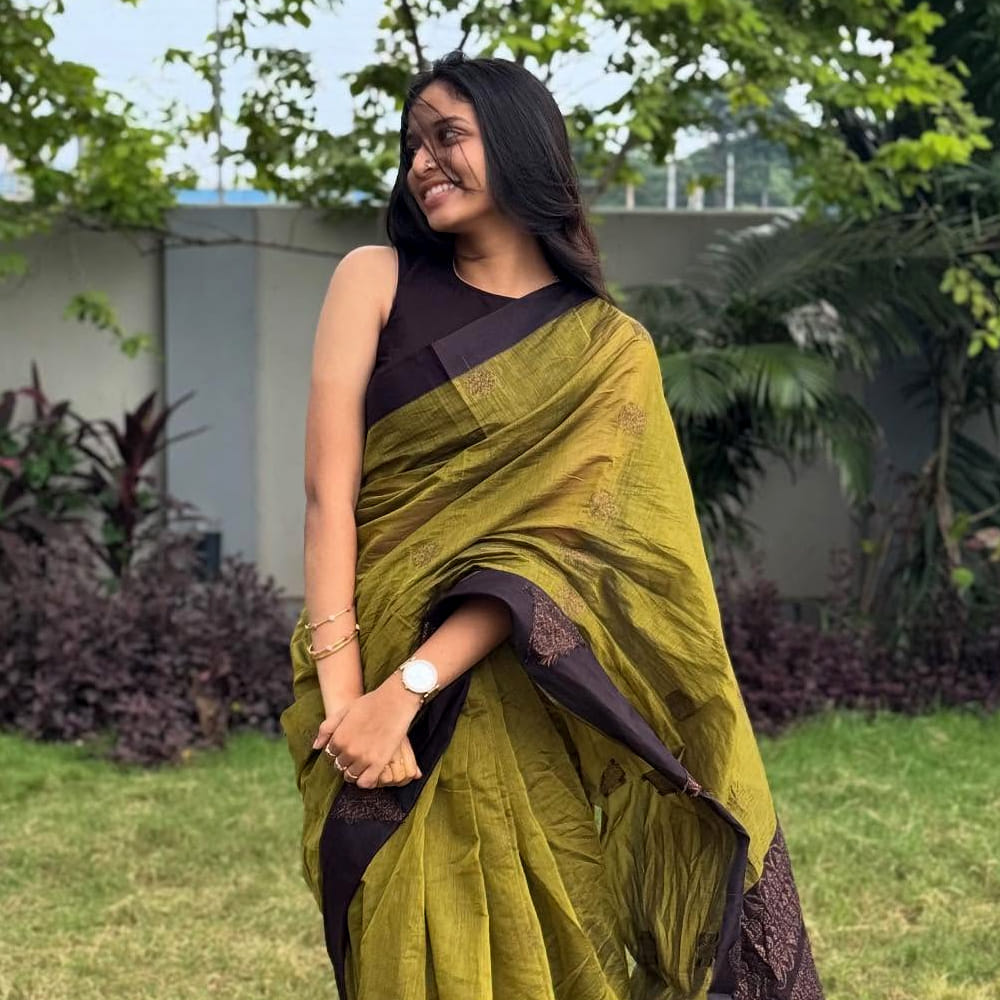 ఈ బ్యూటీ పూర్తి పేరు శ్రీదేవి ఆపళ్ల. ఆంధ్రప్రదేశ్ లోని కాకినాడ లో జన్మించింది ఈ అమ్మడు. శ్రీదేవి ఇన్‌స్టాగ్రామ్‌లో చేసిన ఓ రీల్ చూసి కోర్ట్ సినిమాలో ఆమెకు అవకాశం కల్పించారట దర్శక నిర్మాతలు. ఈ విషయాన్ని కోర్టు మూవీ డైరెక్టర్ రామ్ జగదీష్ స్వయంగా ఓ ఇంటర్వ్యూలో తెలిపారు.