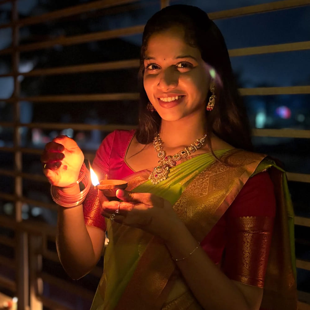 వారిలానే సోషల్ మీడియా ద్వారా ఇండస్ట్రీలోకి హీరోయిన్ గా అడుగుపెట్టింది శ్రీదేవి. కోర్ట్ సినిమాతో ఒక్కసారిగా ఇండస్ట్రీలో హాట్ టాపిక్ గా మారింది ఈ చిన్నది. కోర్ట్ సినిమాలో జాబిలి అనే పాత్రలో నటించి మెప్పించింది ఈ ముద్దుగుమ్మ. 