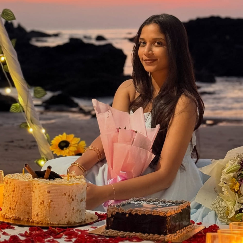 సోషల్ మీడియా పుణ్యమా అని చాలా మంది ముద్దుగుమ్మలు సినిమాల్లో అవకాశాలు అందుకుంటూ దూసుకుపోతున్నారు. ప్రభాస్ ఫౌజి హీరోయిన్ ఇమాన్వీ, ఆర్జీవీ శారీ హీరోయిన్ ఆరాధ్య దేవి, పుష్ప 2 ఆంచల్ ముంజాల్, ఏజెంట్ హీరోయిన్ సాక్షి వైద్య అలా వచ్చిన వారే..