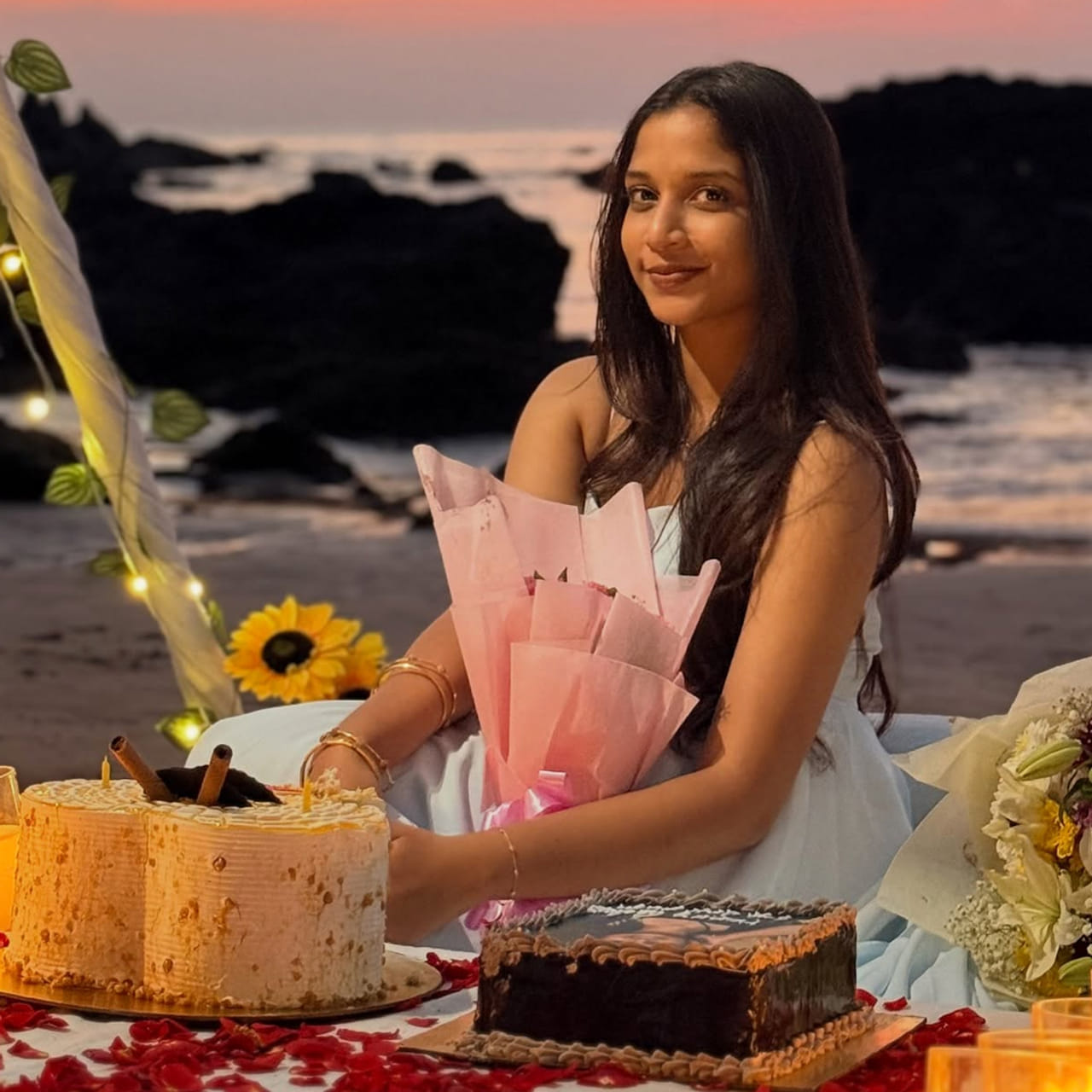  సోషల్ మీడియా పుణ్యమా అని చాలా మంది ముద్దుగుమ్మలు సినిమాల్లో అవకాశాలు అందుకుంటూ దూసుకుపోతున్నారు. ప్రభాస్ ఫౌజి హీరోయిన్ ఇమాన్వీ, ఆర్జీవీ శారీ హీరోయిన్ ఆరాధ్య దేవి, పుష్ప 2 ఆంచల్ ముంజాల్, ఏజెంట్ హీరోయిన్ సాక్షి వైద్య అలా వచ్చిన వారే.. 