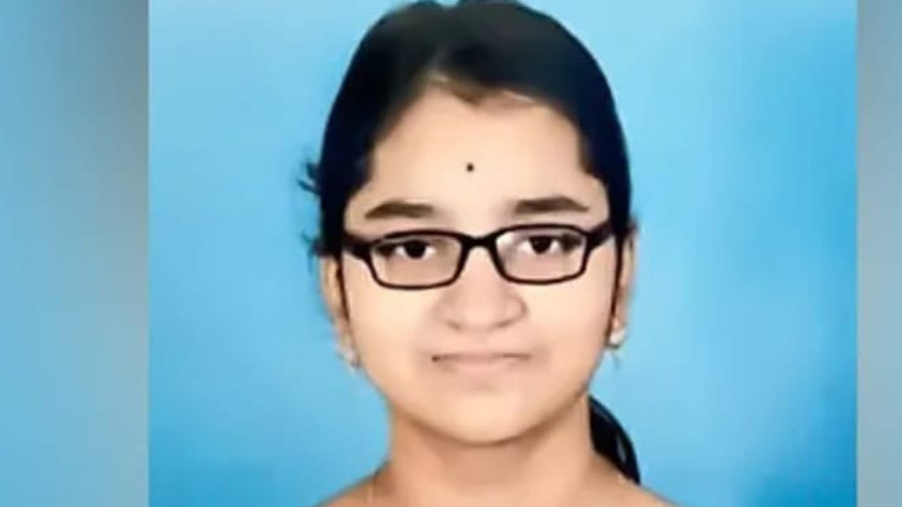 Khammam: అమ్మతో దిగిన చిన్నప్పటి ఫోటోపై ఆ మాట రాసి.. అనంత లోకాలకు..