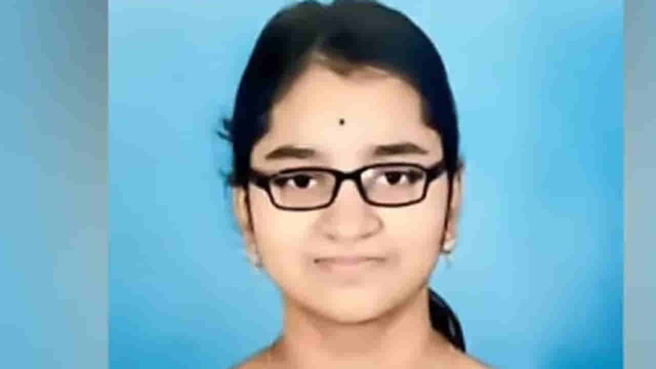 Khammam: అమ్మతో దిగిన చిన్నప్పటి ఫోటోపై ఆ మాట రాసి.. అనంత లోకాలకు..