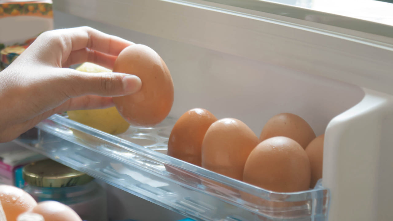 గుడ్డు చెడిపోయిందనడానికి ఉపరితలం జిగటగా ఉండటం కూడా సంకేతం. అలాంటి గుడ్లను తినకూడదు. ఉడికించిన గుడ్లను ఎల్లప్పుడూ రిఫ్రిజిరేటర్లో ఉంచాలి. తరచుగా బయటకు తీయకూడదు. గుడ్లు చాలా రోజులు నిల్వ చేసినట్లైతే వాటిని తేలికగా వాసన చూసి తినాలి.