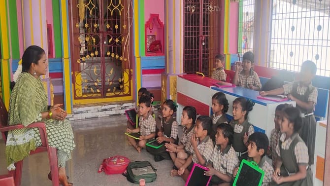 గుడిలో చదువులు.. మరి బడి ఏమైనట్టు..!