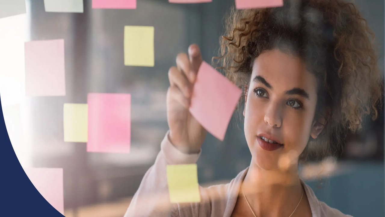 ఒంటరిగా ఉండే ప్రయత్నం చేయండి. మన ఆనందం కోసం మనం ఎల్లప్పుడూ ఇతరులపై ఆధారపడతాం. ఇతరుల భావోద్వేగ మద్దతుపై ఆధారపడటం మానేసి, ఏకాంతంలో సమయం గడపాలి. మనం ఒంటరిగా ఉన్నప్పుడు మాత్రమే మన మనసు చెప్పేది వినగలం. తదనుగుణంగా మంచి నిర్ణయాలు తీసుకోగలం. జీవితంలో తలెత్తే సమస్యలు, భయాలను ఇతరులతో చర్చించే ముందు, మనం వాటిని ఒక కాగితంపై రాసుకుంటే, సమస్య చిన్నగా అనిపించడంతో పాటు పరిష్కారం కూడా లభించే అవకాశం ఉంటుంది. 
