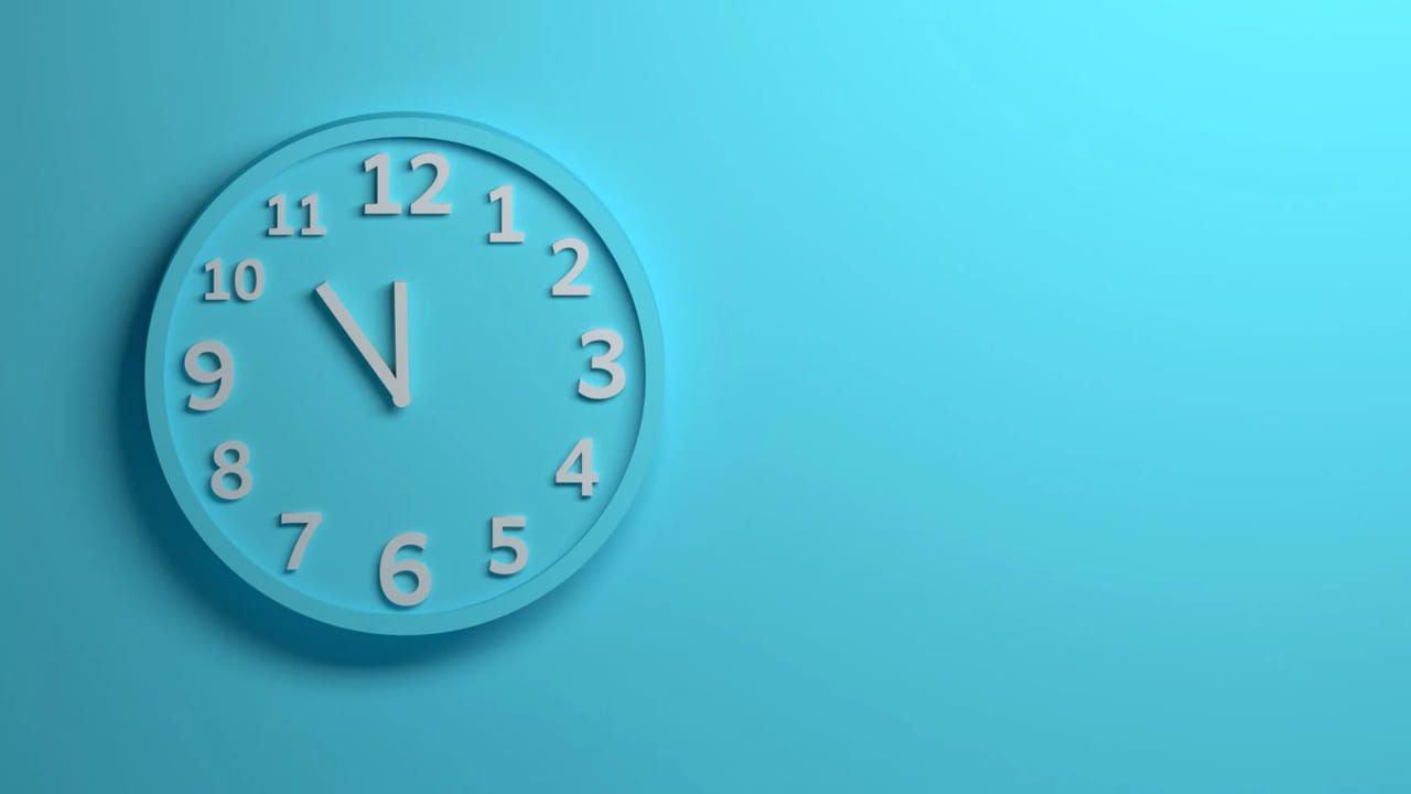 ఒకరి విజయం వ్యవస్థీకృత జీవితం నుండి వస్తుంది. వస్తువులు చెల్లాచెదురుగా ఉన్న గదిలో ప్రశాంతంగా పని చేయలేరు. అదేవిధంగా అస్తవ్యస్తమైన మానసిక స్థితిలో స్పష్టంగా ఆలోచించలేరు. కాబట్టి ఒకరు వ్యవస్థీకృత ఆలోచనలను మనస్సులో ఉంచుకుని విజయం కోసం ప్రణాళికలు రూపొందించుకోవాలి. ప్రణాళికల గురించి ఇతరులకు చెప్పడం మానేసి, వాటిని నిశ్శబ్దంగా అమలు చేయడం ప్రారంభించాలి. ఇది విజయానికి దారితీసే ఉత్తమ పద్ధతి.