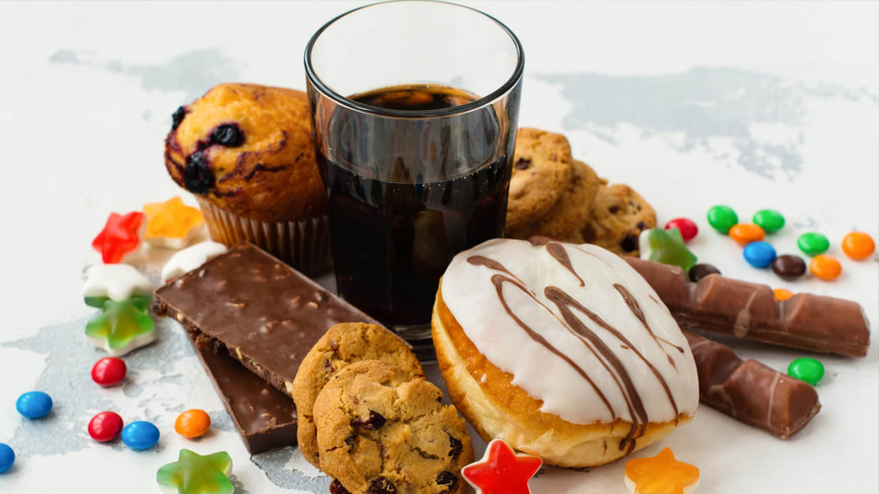 చక్కెర, అధిక-సోడియం ఆహారాలు: సోడా వంటి చక్కెర పానీయాలను నివారించండి. ఇది బరువు పెరగడానికి, రక్తపోటును పెంచడానికి దారితీస్తుంది. అదనపు చక్కెర,  సంతృప్త కొవ్వు అధికంగా ఉండే కుకీలు, కేకులు, మఫిన్‌లను పరిమితం చేయండి. ప్రాసెస్ చేసిన మాంసాలు, డబ్బా ఉన్న వస్తువులు, ఘనీభవించిన భోజనం వంటి అధిక సోడియం కంటెంట్ ఉన్న ఆహారాలను పరిమితం చేయండి.