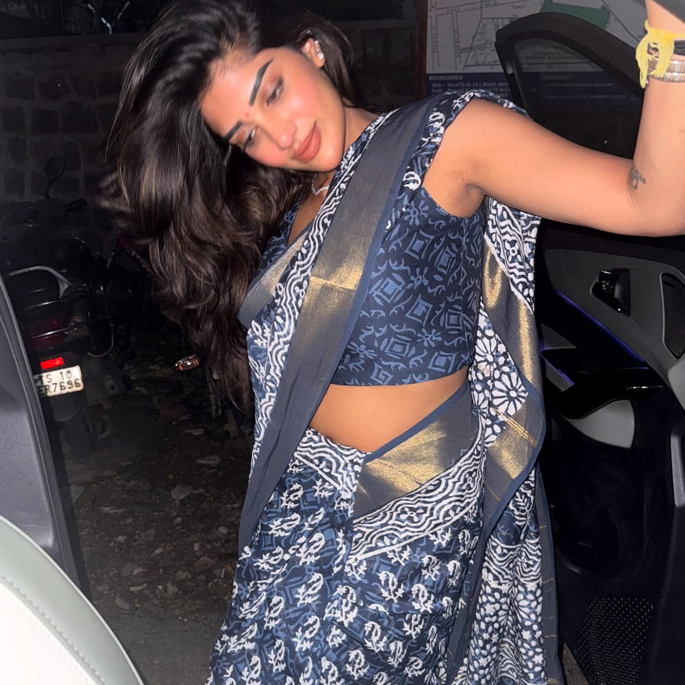 ఆమె మరెవరో కాదు సీనియర్ నటి సురేఖ వాణి కూతురు సుప్రిత. ఈ ముద్దుగుమ్మ గురించి ప్రత్యేకంగా పరిచయం చేయాల్సిన అవసరం లేదు. సినిమాలోకి రాకముందే ఈ చిన్నది సోషల్ మీడియాను షేక్ చేసింది. సోషల్ మీడియాలో యాక్టివ్ గా ఉండే సుప్రిత. రెగ్యులర్ సోషల్ మీడియాలో వీడియోలు, ఫోటోలు షేర్ చేస్తూ అభిమానులను ఆకట్టుకుంది. తల్లితో కలిసి పలు వీడియోలను షేర్ చేసింది ఈ భామ.