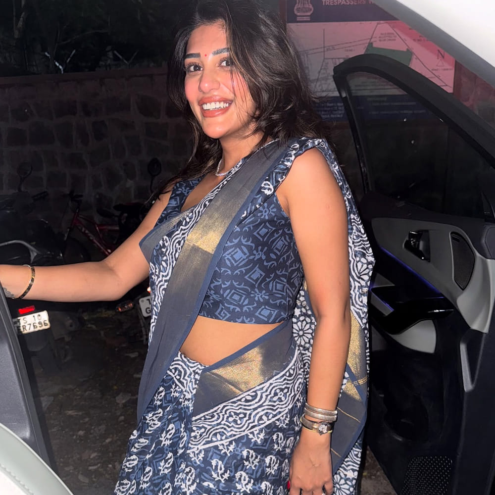 అలాగే ఈ ముద్దుగుమ్మ తన అందాలతో ప్రేక్షకులను కవ్విస్తుంది. సుప్రిత ఫోటోలకు, వీడియోలను సోషల్ మీడియాలో మంచి క్రేజ్ ఉంది. కాగా సుప్రిత త్వరలోనే హీరోయిన్ గా ఎంట్రీ ఇవ్వనుంది. ఇప్పటికే బిగ్ బాస్ ఫెమ్ అమరదీప్ తో కలిసి ఓ సినిమా చేయనుంది. ఇటీవలే ఈ సినిమా పూజా కార్యక్రమాలు కూడా జరిగాయి. ఇక ఈ బ్యూటీ లేటెస్ట్ హాట్ ఫోటోలు సోషల్ మీడియాను షేక్ చేస్తున్నాయి.