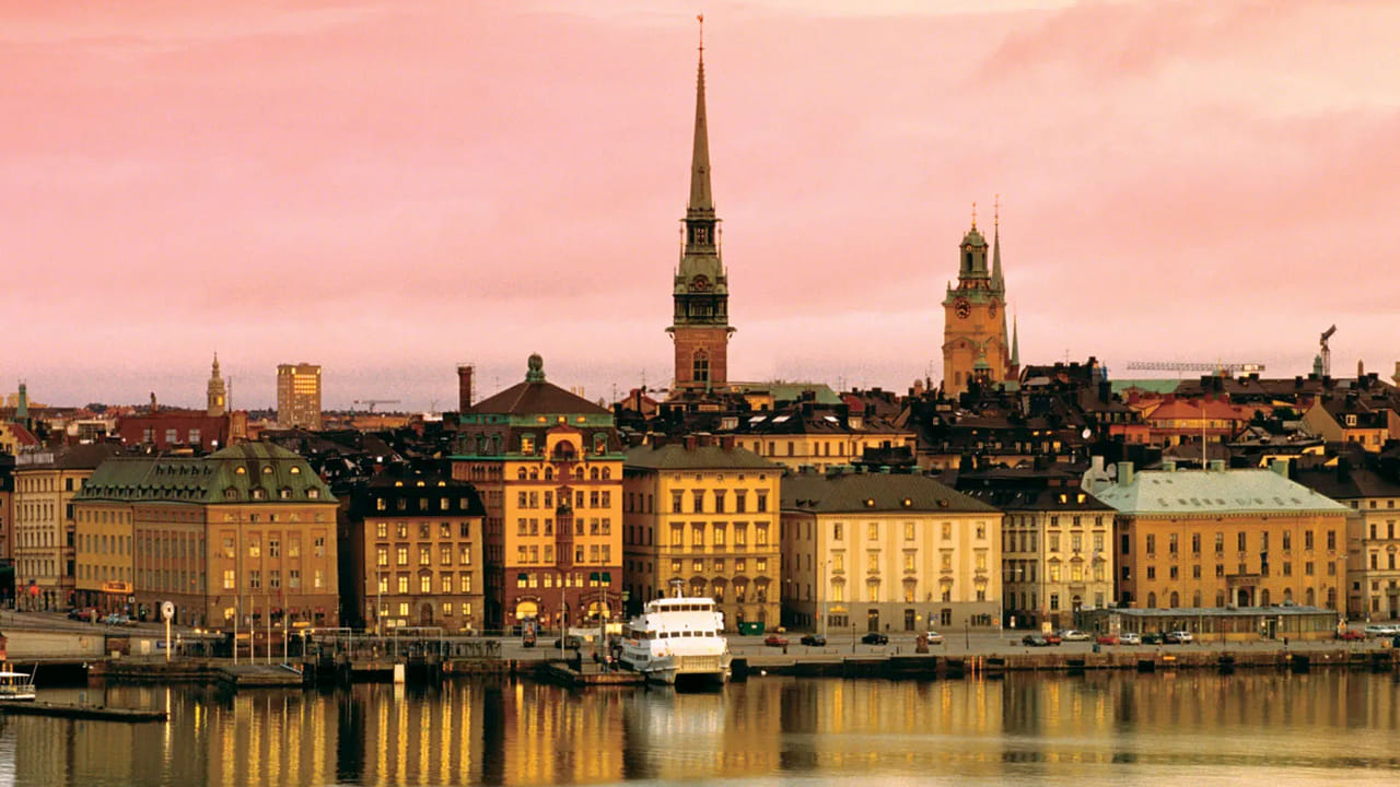 స్వీడ‌న్‌: స్వీడ‌న్‌లోని కిరున్ న‌గ‌రంలో ఏడాదిలో దాదాపు వంద రోజుల పాటు సూర్యుడు అస్త‌మించ‌డు. మే నుంచి ఆగ‌స్టు మ‌ధ్య‌లో సూర్యుడు ఎప్పుడూ ప్ర‌కాశిస్తూనే ఉంటాడు. అందుకే ఈ స‌మ‌యంలో ఈ న‌గ‌రాన్ని చూసేందుకు ప్ర‌జ‌లు త‌ర‌లివ‌స్తుంటారు. దీంతోపాటు కిరున్ ఆర్ట్ నోయువే చ‌ర్చి కూడా చాలా పాపుల‌ర్‌. ఈ చ‌ర్చి ఆర్కిటెక్చ‌ర్ చాలా అద్భుతంగా ఉంటుంది. అందుకే కిరున్‌లోని ఈ చ‌ర్చిని చూసేందుకు అనేక మంది టూరిస్టులు అక్కడికి వస్తుంటారు.