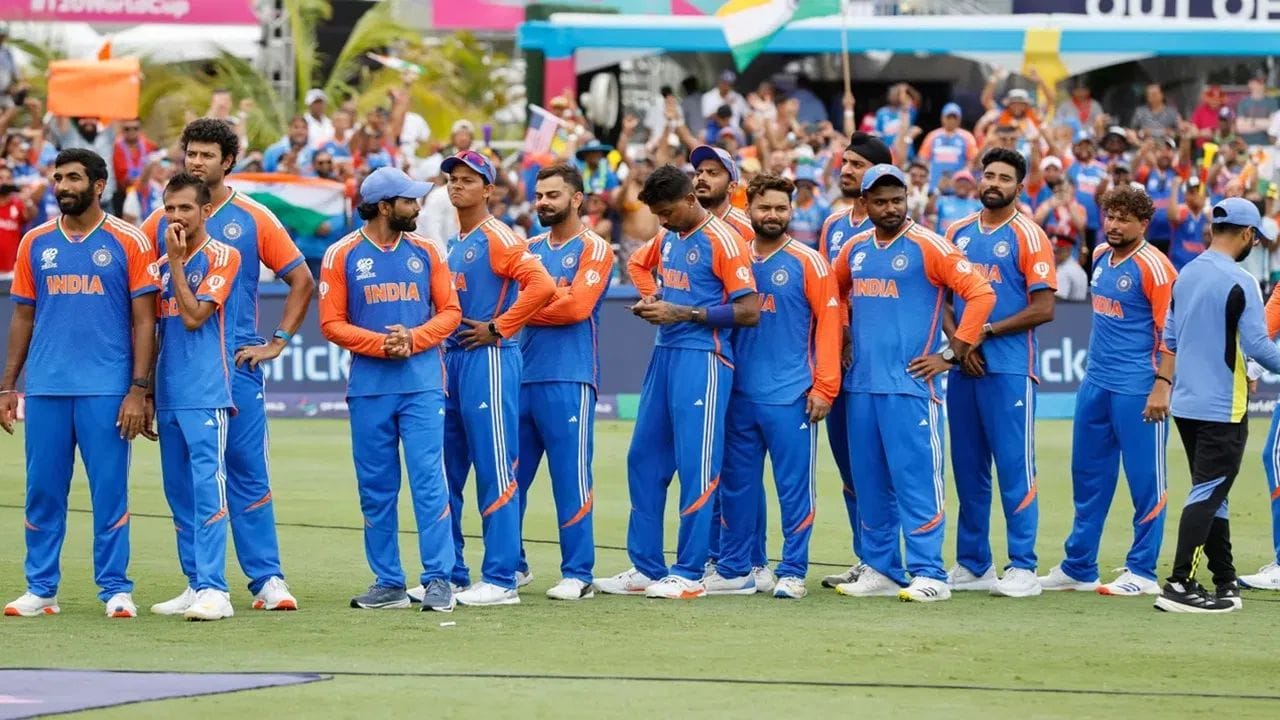 టీ20 ప్రపంచకప్ 2026 కోసం భారత జట్టు: సూర్యకుమార్ యాదవ్ (కెప్టెన్), అక్షర్ పటేల్ (వైస్ కెప్టెన్), అభిషేక్ శర్మ, తిలక్ వర్మ, హార్దిక్ పాండ్యా, శివమ్ దూబే, సంజు శాంసన్ (వికెట్ కీపర్), జస్ప్రీత్ బుమ్రా, అర్షదీప్ సింగ్, వరుణ్ చక్రవర్తి, వరుణ్ చక్రవర్తి, వరుణ్ చక్రవర్తి, వరుణ్ చక్రవర్తి. కిషన్ (వికెట్ కీపర్), రింకూ సింగ్.