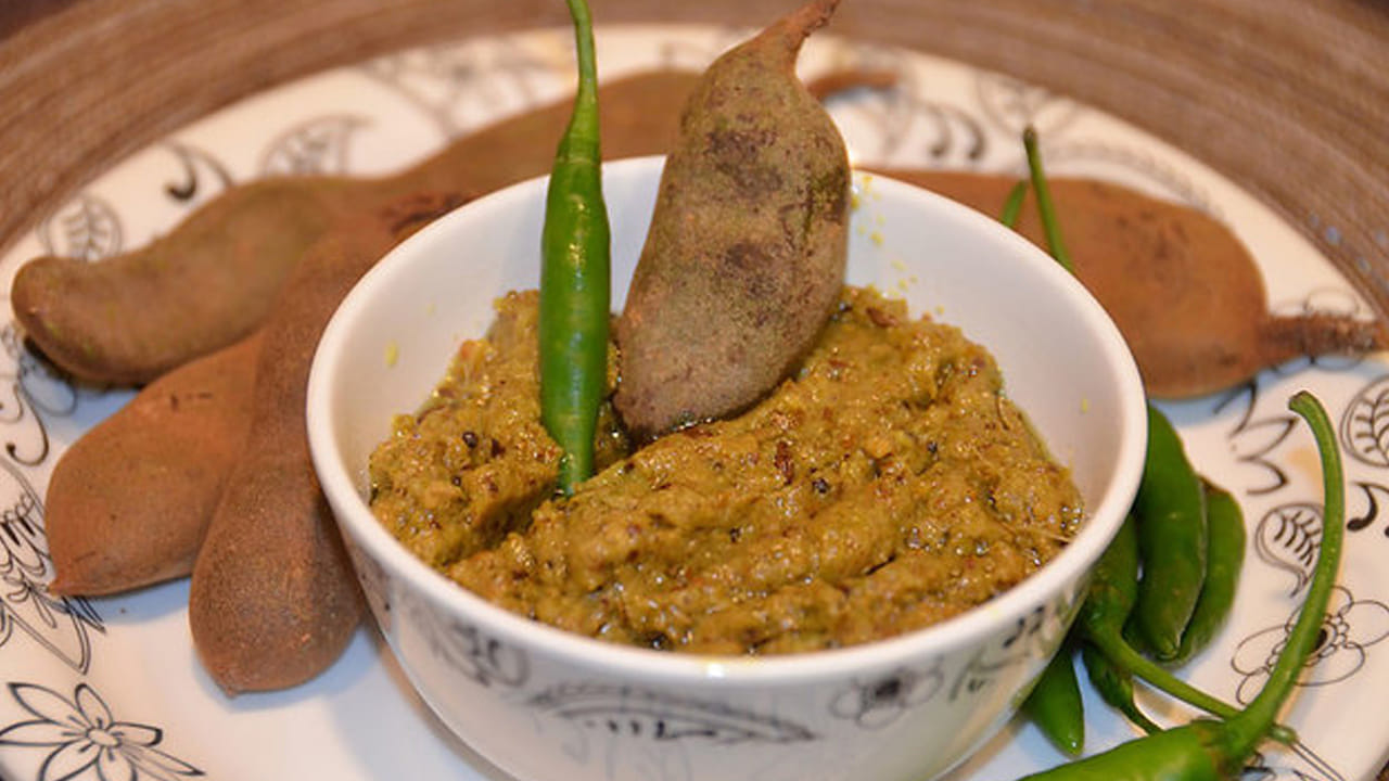 చింతకాయ పచ్చడి రుచి చూస్తే మీ ఇంట్లో అందరూ అదిరిపోయింది అంటారు. మీకు స్పైసీగా కావాలనుకుంటే పచ్చిమిర్చి ఎక్కువగా వేసుకుంటే సరిపోతుంది. ఇది వేడి వేడి అన్నంలో కలుపొకొని తిన్నారంటే వారెవ్వా అంటారు. కావాలంటే చపాతీ, రోటి వంటి వాటితో కూడా తినవచ్చు.