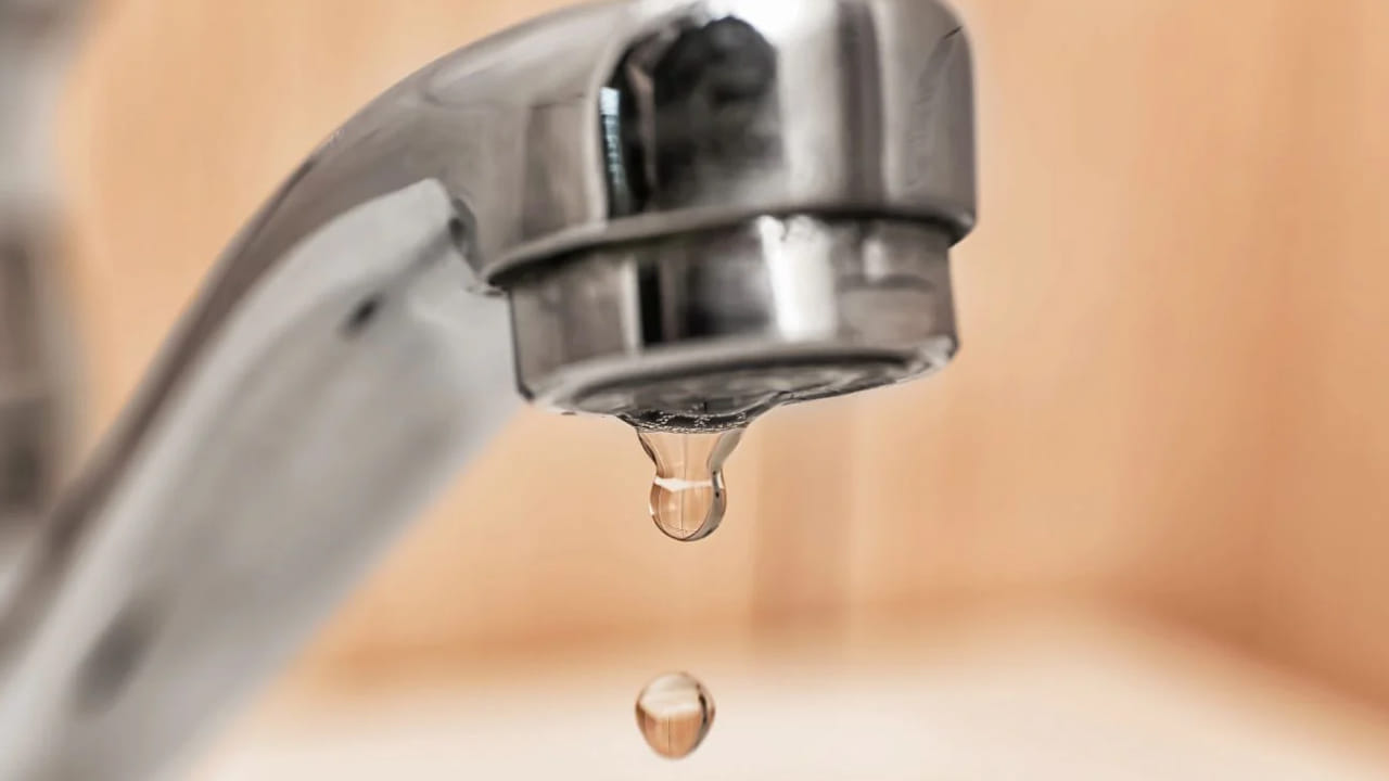 నీరు లీక్ కాకూడదు!: ఆఫీసులో మాత్రమే కాదు, ఇంట్లో కూడా వాస్తు శాస్త్రాన్ని పాటించడం ముఖ్యం. అవును, ఇంట్లో వాస్తు శాస్త్రాన్ని సరిగ్గా పాటించడం ద్వారా, మీరు మీ ఆదాయాన్ని అనేక రెట్లు పెంచుకోవచ్చు. ఆ విధంగా, ఇంట్లో పైపులలో నీటి లీకేజీ లేకుండా చూసుకోండి. నీటి లీక్ అయితే, మీ జేబులో డబ్బు ఉండదు. ఖర్చులు పెరుగుతాయి మరియు మీ ఆదాయాన్ని పెంచుకునే అవకాశాలు తగ్గుతాయి. ఇంట్లో మరియు మీ వృత్తి జీవితంలో డబ్బు ప్రవాహాన్ని పెంచడానికి, మీ ఇంట్లో నీటి పైపులు లీక్ కాకుండా చూసుకోండి!