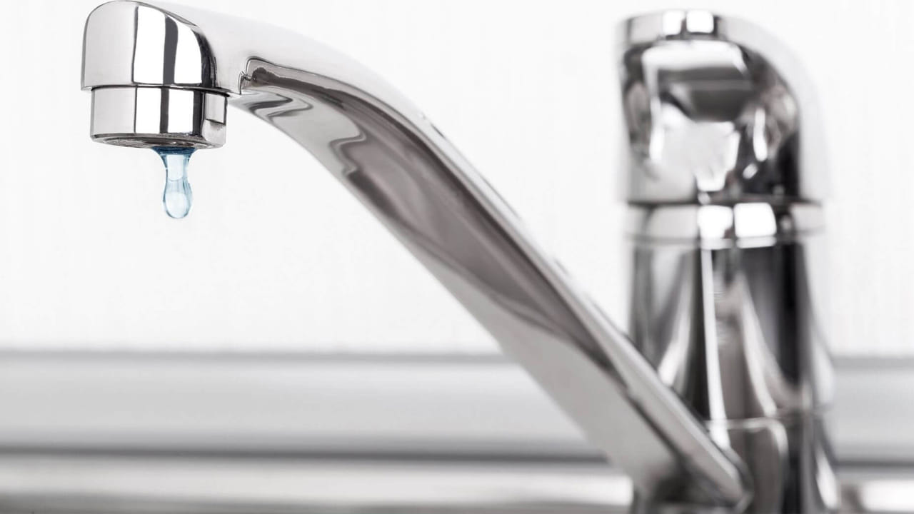 నీరు లీక్ కాకూడదు: ఆఫీసులో మాత్రమే కాదు, ఇంట్లో కూడా వాస్తు శాస్త్రాన్ని పాటించడం ముఖ్యం. అవును, ఇంట్లో వాస్తు శాస్త్రాన్ని సరిగ్గా పాటించడం ద్వారా, మీరు మీ ఆదాయాన్ని అనేక రెట్లు పెంచుకోవచ్చు. ఆ విధంగా, ఇంట్లో పైపులలో నీటి లీకేజీ లేకుండా చూసుకోండి. నీరు లీక్ అయితే, మీ జేబులో డబ్బు ఉండదు. ఖర్చులు పెరుగుతాయి. మీ ఆదాయాన్ని పెంచుకునే అవకాశాలు తగ్గుతాయి. ఇంట్లో, మీ వృత్తి జీవితంలో డబ్బు ప్రవాహాన్ని పెంచడానికి, మీ ఇంట్లో నీటి పైపులు లీక్ కాకుండా చూసుకోండి!