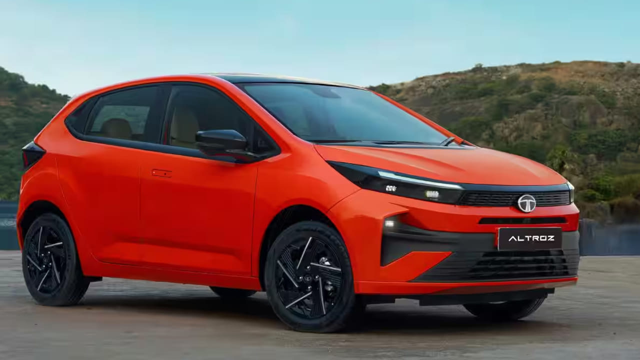 టాటా ఆల్ట్రోస్.. ఈ జాబితాలో మరో ప్రసిద్ధ టాటా హ్యాచ్బ్యాక్ ఆల్ట్రోజ్ కూడా ఉంది. సన్రూఫ్తో వచ్చే ఆల్ట్రోజ్ ప్యూర్ S వేరియంట్ రూ.7.36 లక్షల (ఎక్స్-షోరూమ్) నుండి ప్రారంభమవుతుంది. ఇది 1.2-లీటర్, 3-సిలిండర్ పెట్రోల్ ఇంజిన్తో పనిచేస్తుంది, ఇది 86.79 bhp, 115 Nm టార్క్ను ఉత్పత్తి చేస్తుంది. పరిమాణం పరంగా కారు 3,990 mm పొడవు, పెద్ద 345-లీటర్ బూట్ స్థలాన్ని అందిస్తుంది, ఇది లగేజీని నిల్వ చేయడం సులభం చేస్తుంది. మీరు బడ్జెట్లో సన్రూఫ్ ప్రయోజనాలను ఆస్వాదించాలనుకుంటే, ఈ నాలుగు వాహనాలు ఫీచర్లు, స్థలం, పనితీరు పరంగా అద్భుతమైన ఎంపికలను అందిస్తాయి.