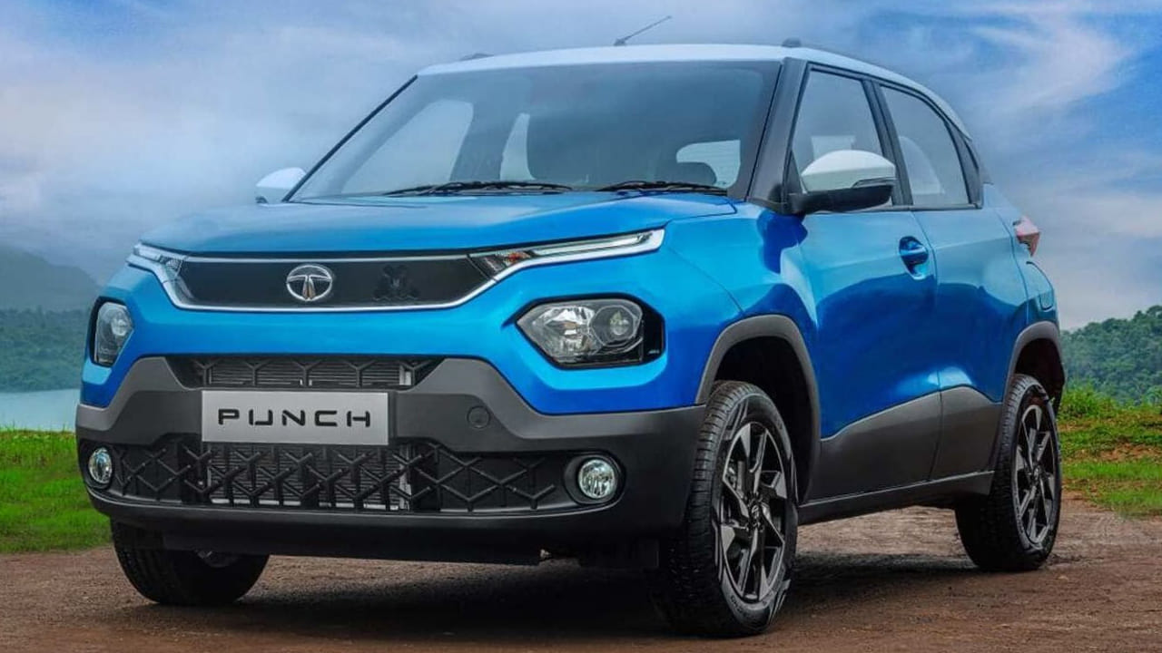 టాటా పంచ్.. టాటా పంచ్ ప్రతి నెలా అత్యధికంగా అమ్ముడవుతున్న కార్లలో ఒకటి. ఇది అనేక వేరియంట్లలో కూడా వస్తుంది, కానీ సన్రూఫ్ ఫీచర్ అడ్వెంచర్ S వేరియంట్ నుండి అందుబాటులో ఉంది. ఈ వేరియంట్ ధర కూడా రూ.7 లక్షలు (ఎక్స్-షోరూమ్). పంచ్ 1.2-లీటర్, 3-సిలిండర్ పెట్రోల్ ఇంజిన్తో పనిచేస్తుంది, ఇది 88 hp, 115 Nm టార్క్ను ఉత్పత్తి చేస్తుంది. ఇది 5-స్పీడ్ మాన్యువల్ లేదా AMT గేర్బాక్స్తో లభిస్తుంది. పంచ్ CNG వేరియంట్ కూడా అందుబాటులో ఉంది.