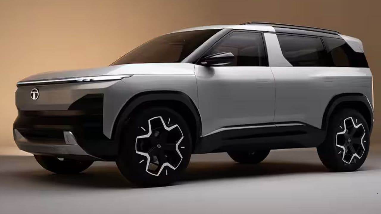 ఈ సంవత్సరంలో అత్యంత చర్చనీయాంశమైన లాంచ్‌లలో ఒకటైన సియెర్రా EV, 90ల నాటి ఐకానిక్ కర్వ్డ్ రియర్-గ్లాస్ SUVని జీరో పోల్యూషన్‌తో తిరిగి తీసుకువస్తుంది. పెట్రోల్, డీజిల్ సియెర్రాలకు ఇప్పటికే బలమైన బుకింగ్‌లు వచ్చాయి. EV వెర్షన్‌లు 2026లో వచ్చే అవకాశం ఉంది. టాటా కొత్త Acti.ev ఆర్కిటెక్చర్‌పై నిర్మించిన ఇది సహ-డ్రైవర్ల కోసం ప్రీమియం 4-సీట్ల వేరియంట్‌ను, ప్రామాణిక 5-సీట్ల వెర్షన్‌ను అందిస్తుంది. దీని పరిధి దాదాపు 450-500 కి.మీ ఉంటుందని అంచనా. ఇది హారియర్ EV మాదిరిగానే AWD (ఆల్-వీల్ డ్రైవ్) ఎంపిక, లెవల్ 2+ ADASను కూడా కలిగి ఉంటుంది. ఇది జనవరి 2026లో అందుబాటులోకి రానుందని భావిస్తున్నారు.